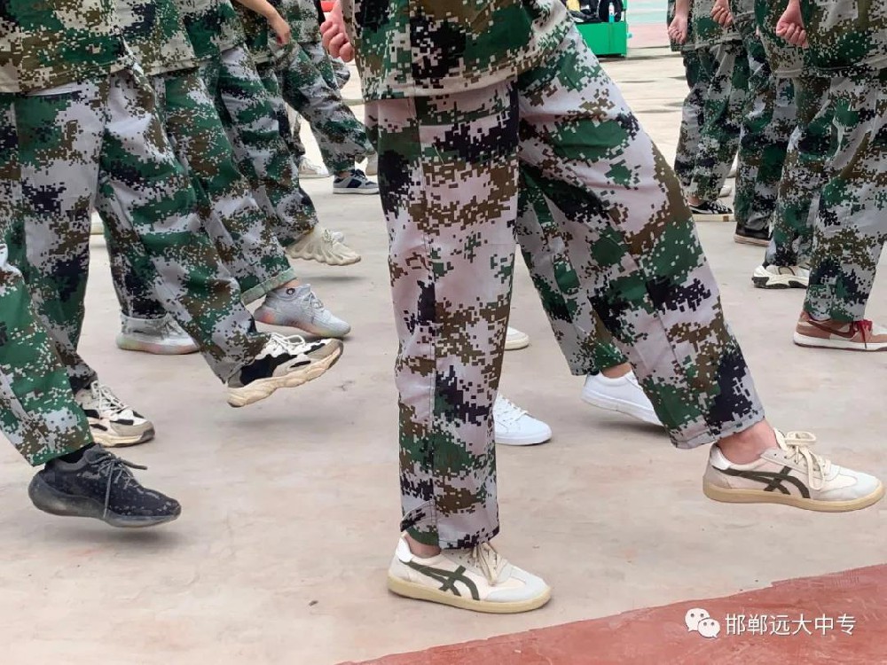 軍訓(xùn)進(jìn)行時(shí) | 挺拔的軍姿是怎樣“煉”成的