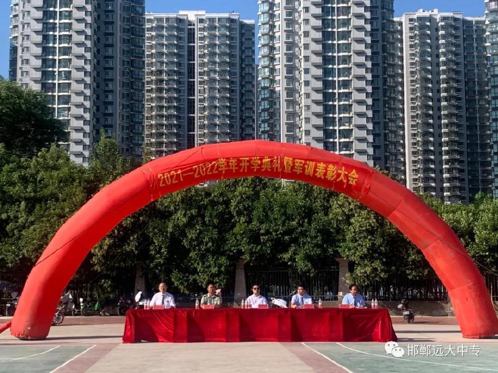燃！遠(yuǎn)大學(xué)子軍訓(xùn)匯演來(lái)襲，請(qǐng)檢閱！